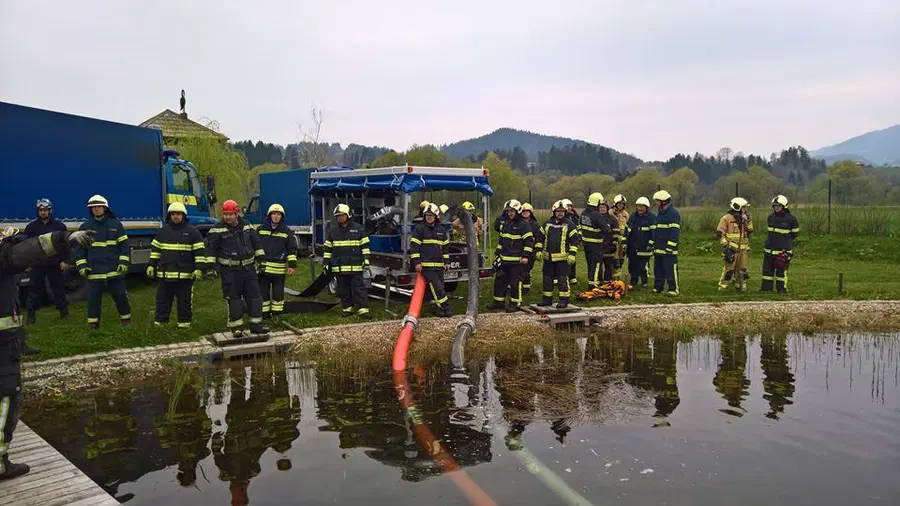FOTO: V Radljah potekalo medregijsko usposabljanje gasilcev za delo z visoko zmogljivo črpalko