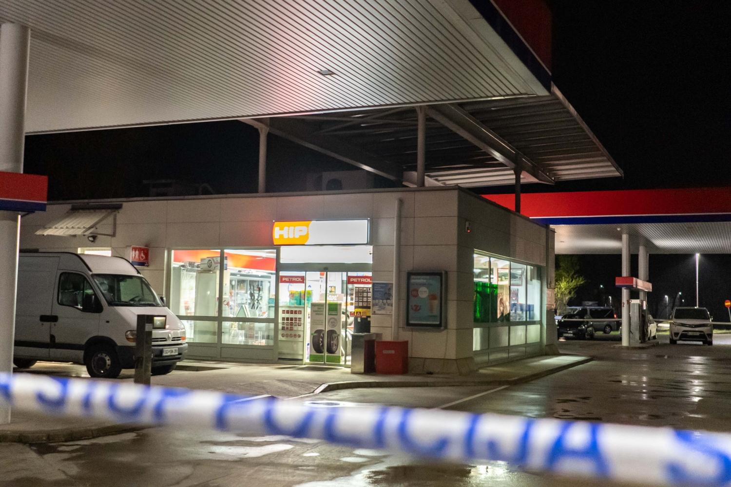 FOTO in VIDEO: Na Prevaljah s pištolo oropal bencinski servis in pobegnil