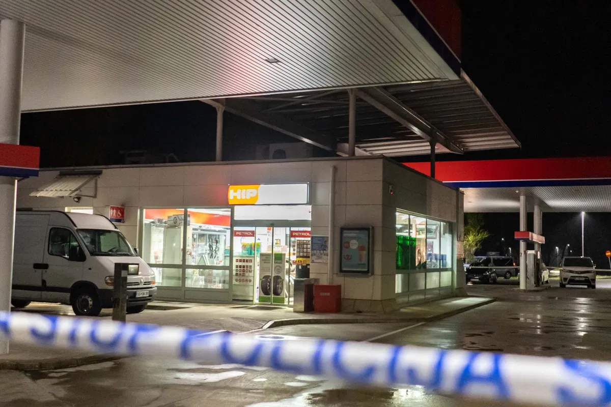 FOTO in VIDEO: Na Prevaljah s pištolo oropal bencinski servis in pobegnil