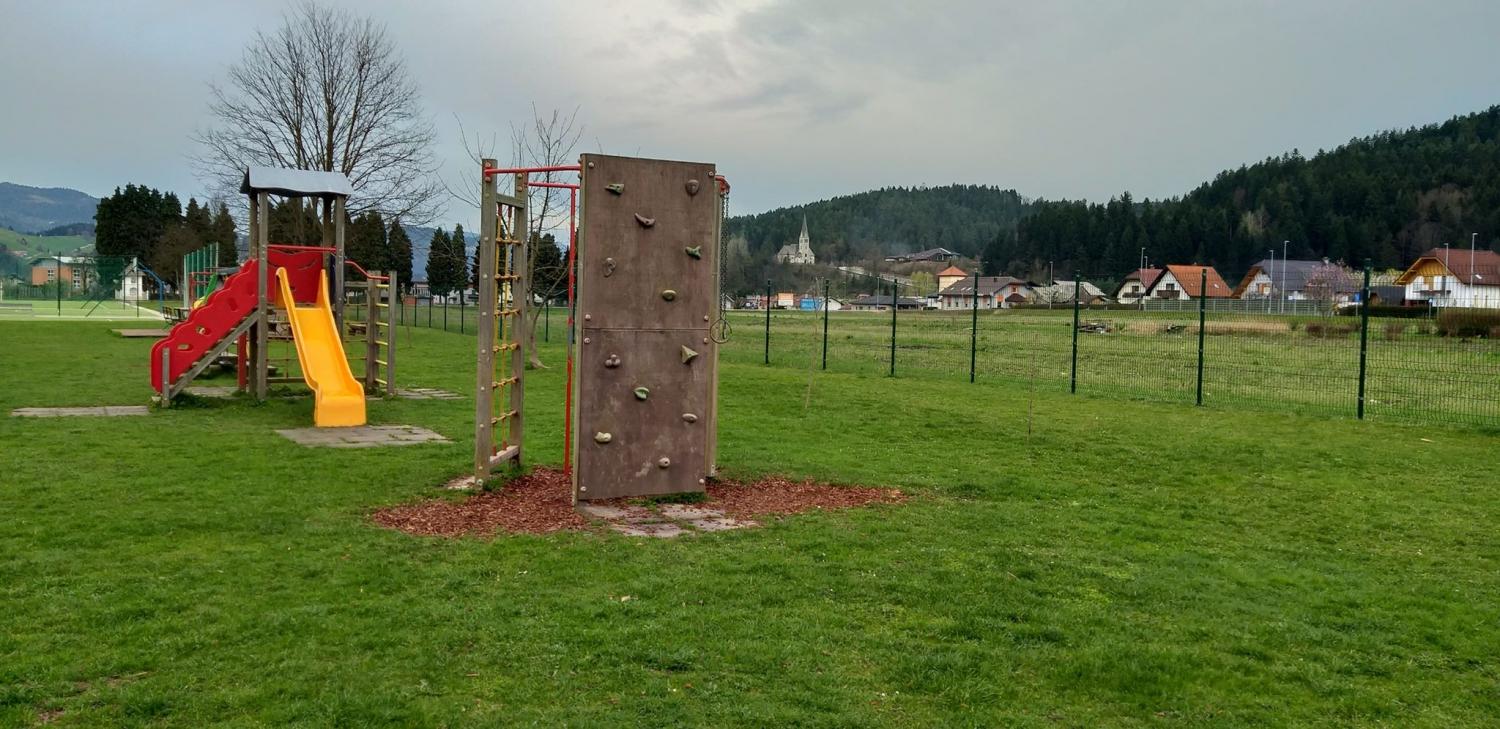 Občine pozivajo: ostanite doma in omejite stike, ne zbirajte se v skupinah in na igriščih ... Za varstvo otrok oddajte prijavnico