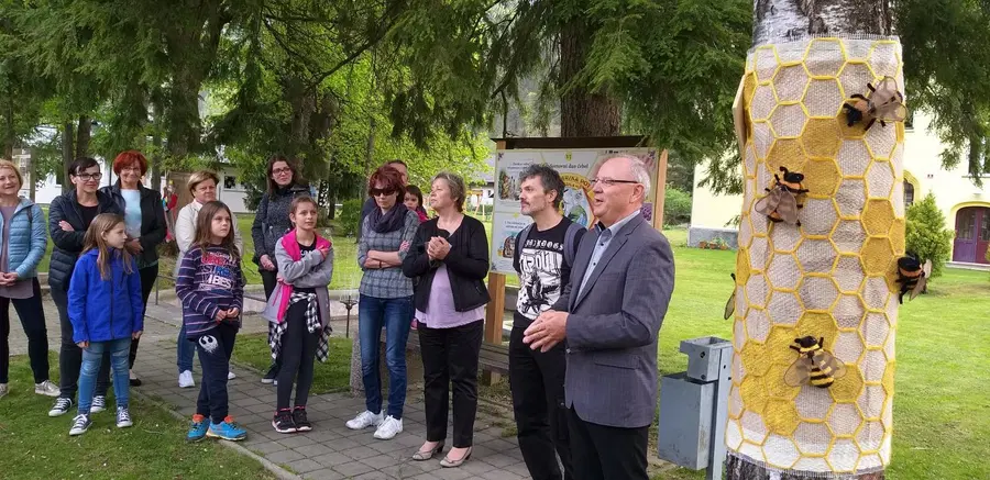 V Mežici združili moči in oblekli 13 dreves (FOTO in VIDEO)