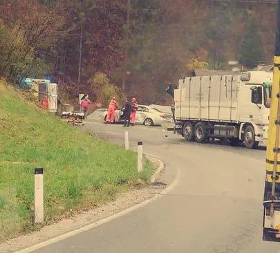FOTO: Včeraj prevrnjen tovornjak, danes na istem odseku prometna nesreča