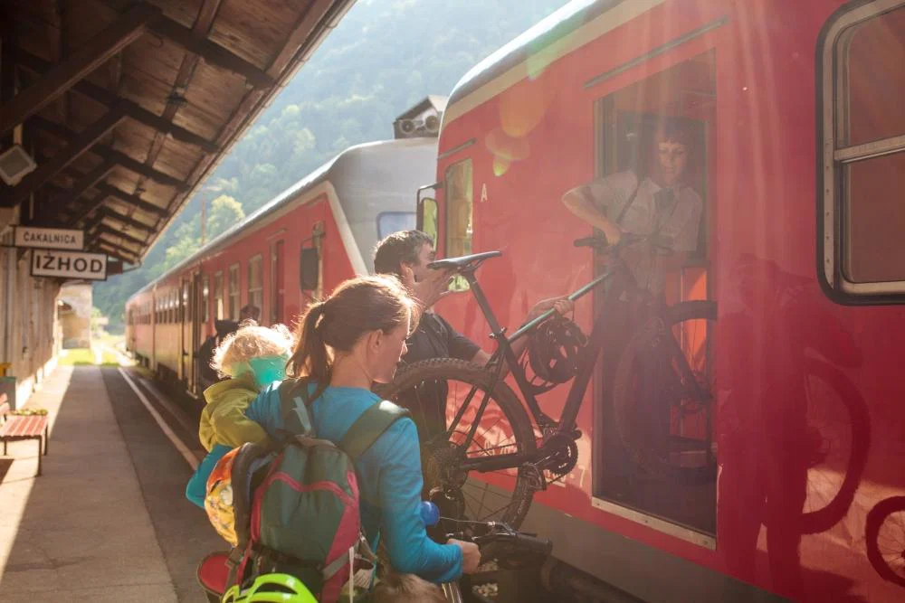 S kolesom na avtobus in vlak med Koroško v Sloveniji in Avstriji že 1. maja (FOTO)