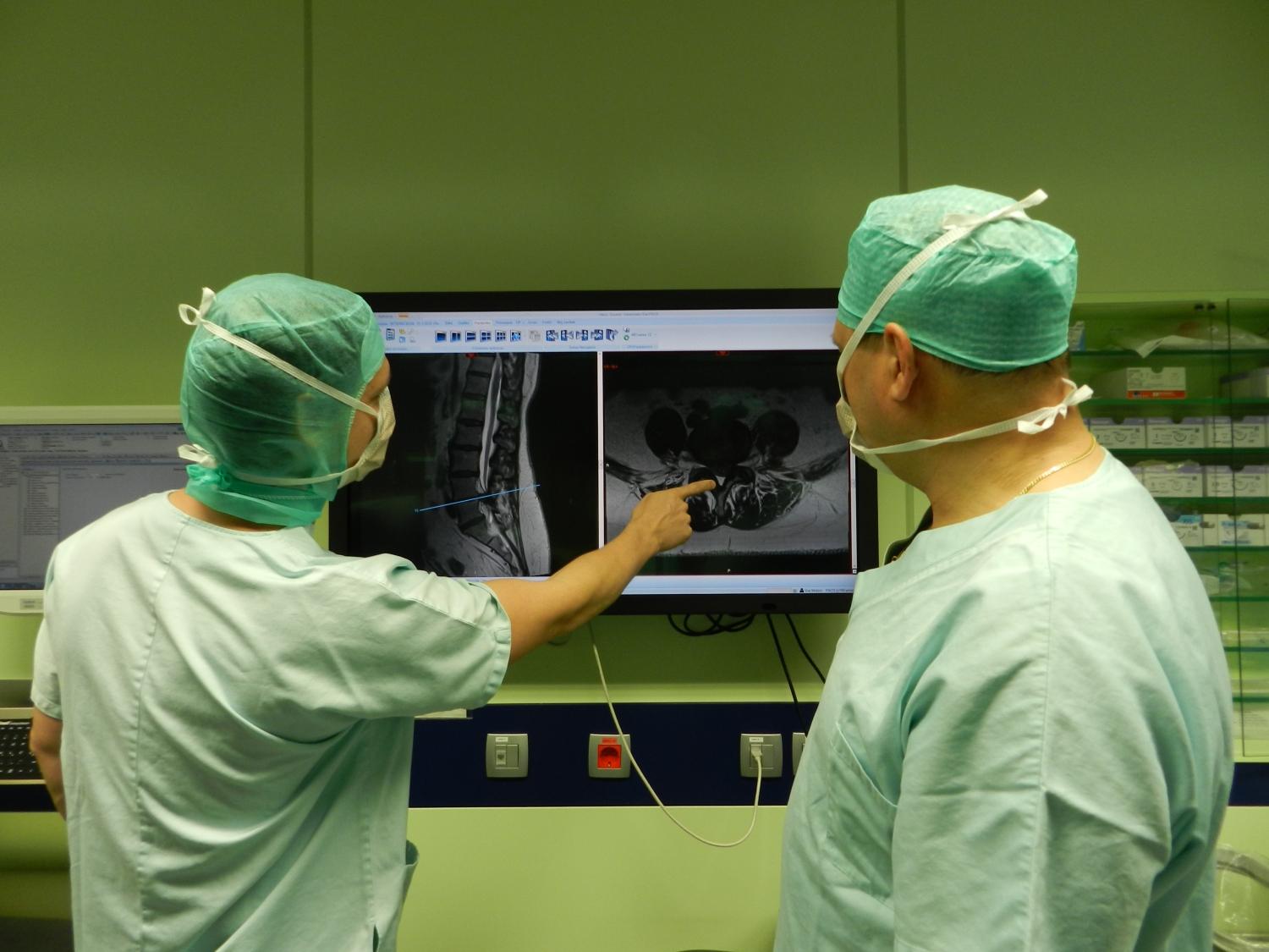 Prvi operaciji na hrbtenici v Splošni bolnišnici Slovenj Gradec – kasneje do bolj in več zahtevnih posegov