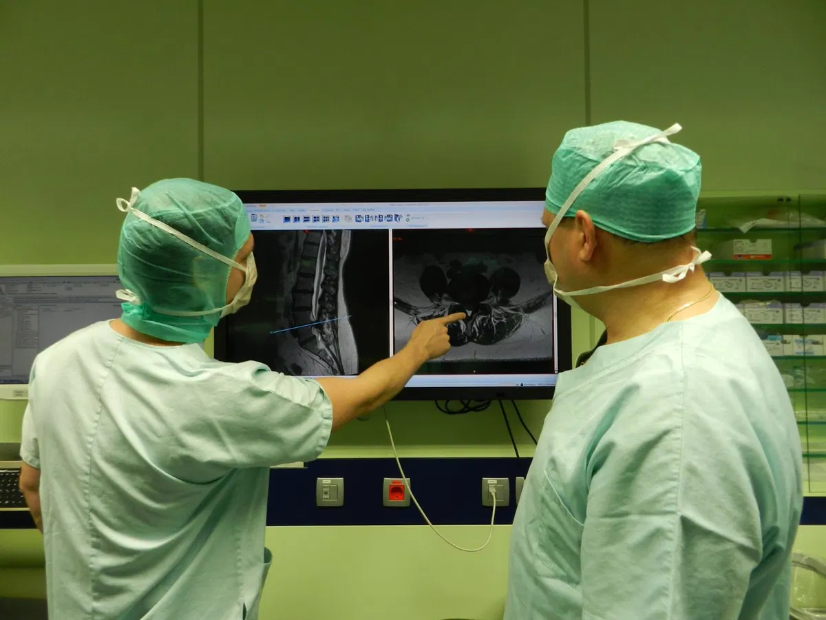 Prvi operaciji na hrbtenici v Splošni bolnišnici Slovenj Gradec – kasneje do bolj in več zahtevnih posegov