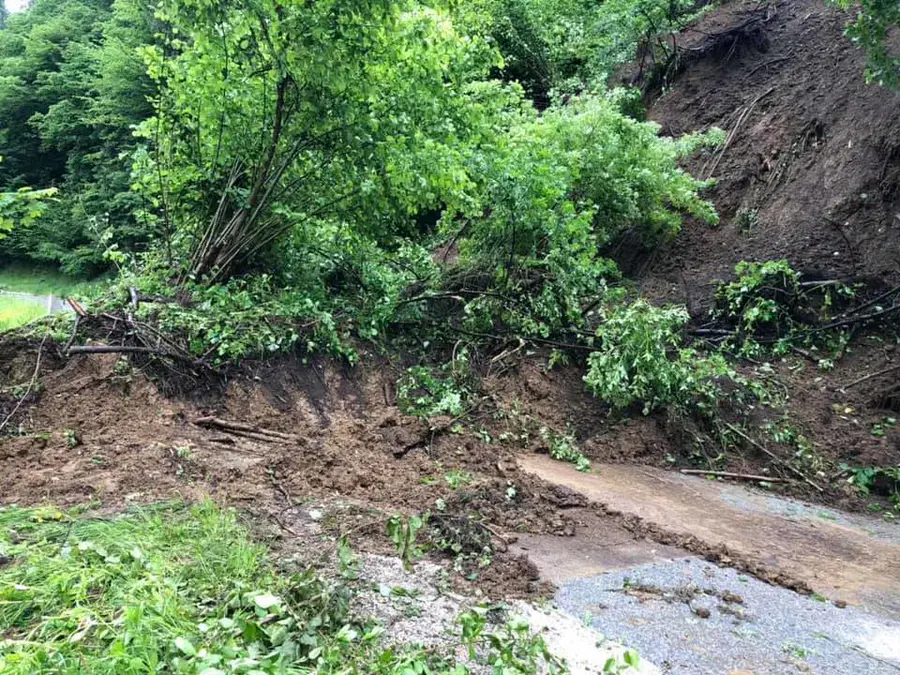 Na cesti Prevalje - Leše je potrebna interventna sanacija plazovitega terena