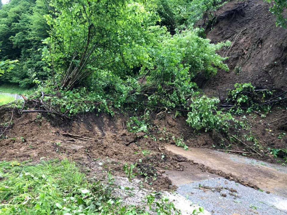 Na cesti Prevalje - Leše je potrebna interventna sanacija plazovitega terena