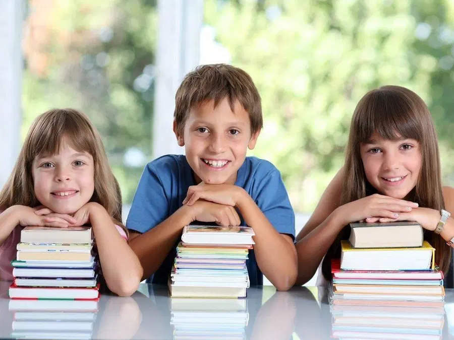 Ministrstvo napoveduje brezplačna učna gradiva za drugošolčke in brezplačno uporabo elektronskih gradiv