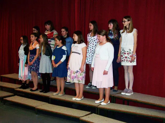 Na območni reviji "Lepo je pomladi" so se predstavili koroški otroški in mladinski pevski zbori (FOTO)