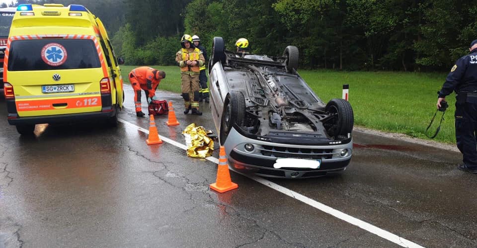 Vozilo pristalo na strehi, dve osebi poškodovani (FOTO)