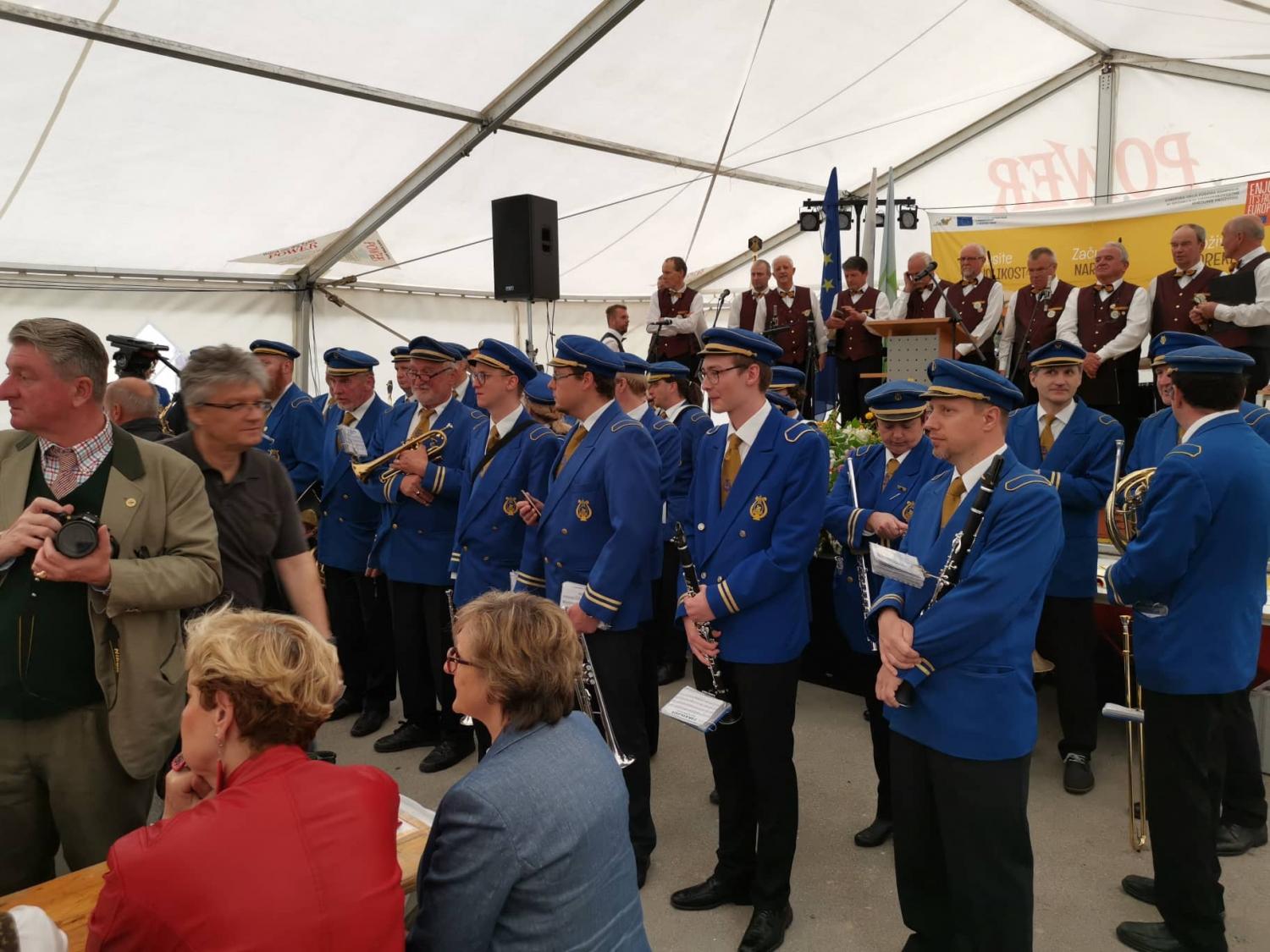 Na Ravnah poteka srečanje čebelarjev iz Slovenije in tujine (FOTO in VIDEO)