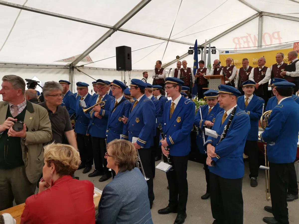 Na Ravnah poteka srečanje čebelarjev iz Slovenije in tujine (FOTO in VIDEO)