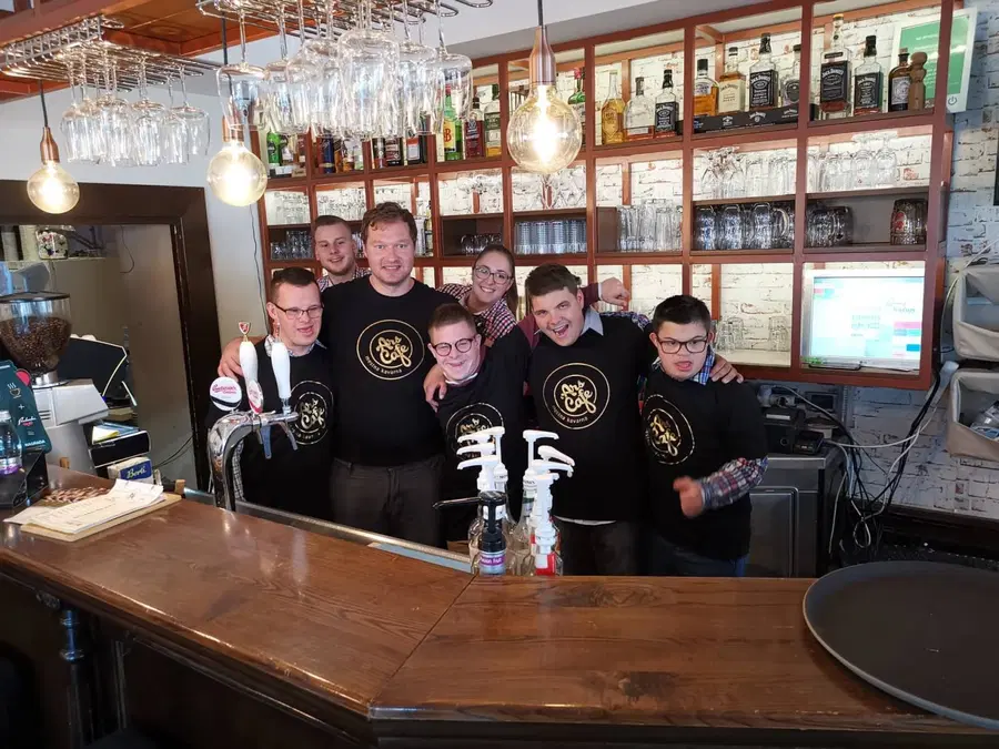 V kavarni sredi Slovenj Gradca vas postrežejo kar učenci (FOTO)