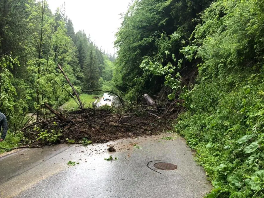 Cesta Prevalje - Leše popolnoma zaprta zaradi plazu