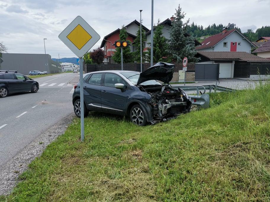 V jutranji nesreči v Slovenj Gradcu trčila tri vozila (FOTO)