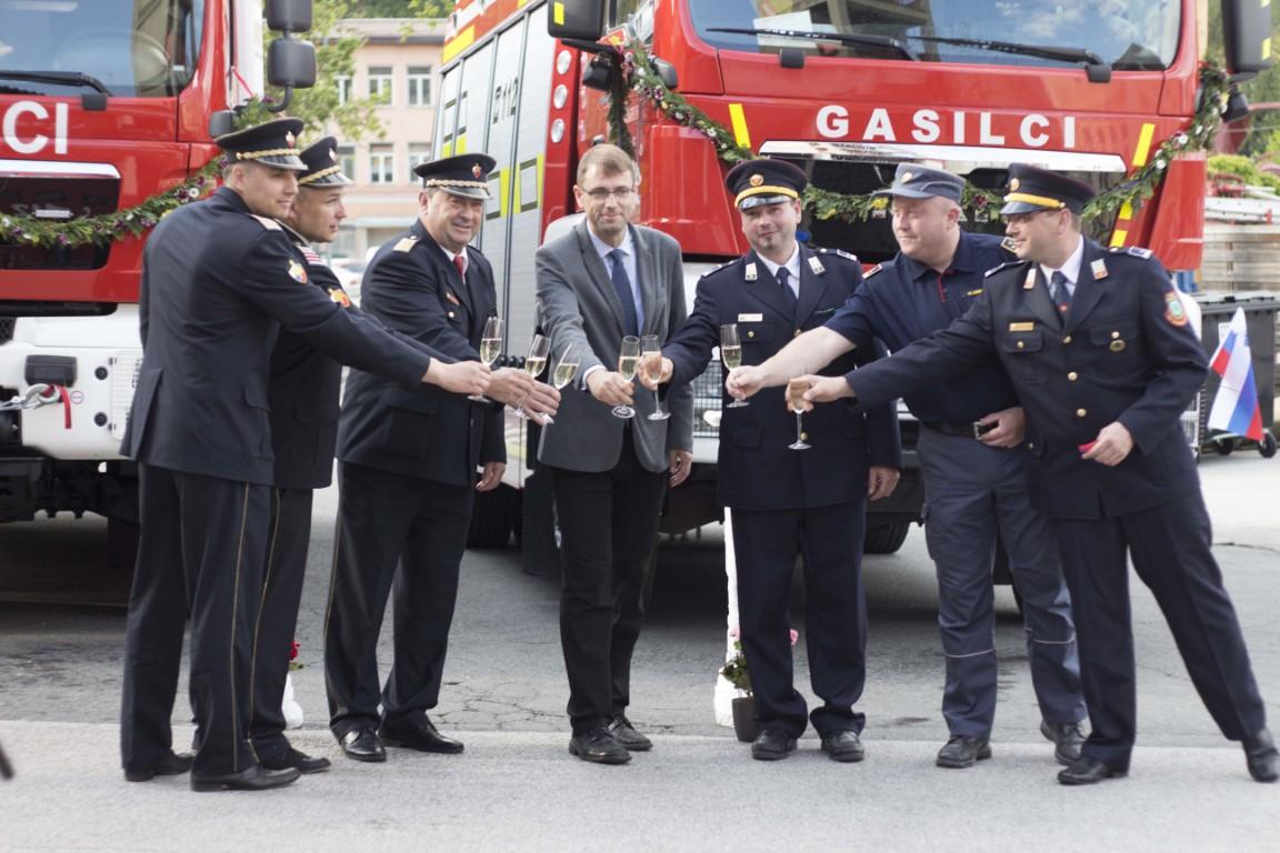 Na Ravnah namenu predali gasilski vozili (VIDEO in FOTO)