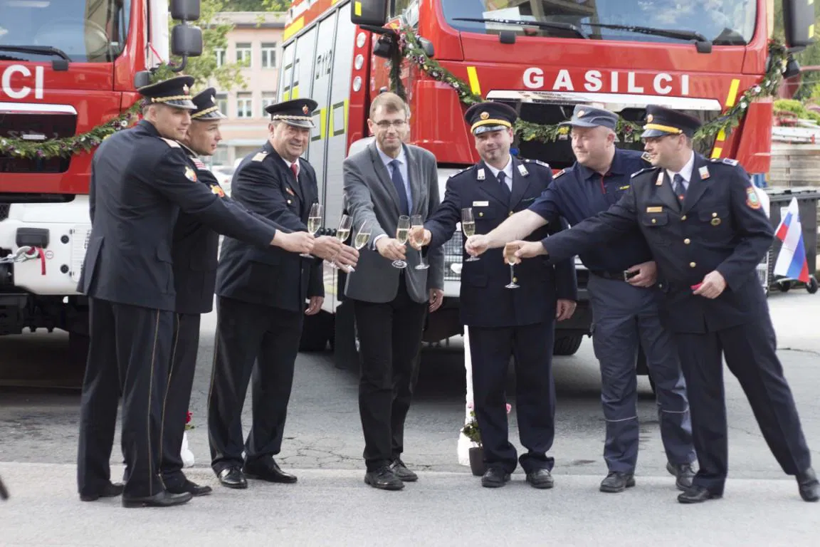 Na Ravnah namenu predali gasilski vozili (VIDEO in FOTO)