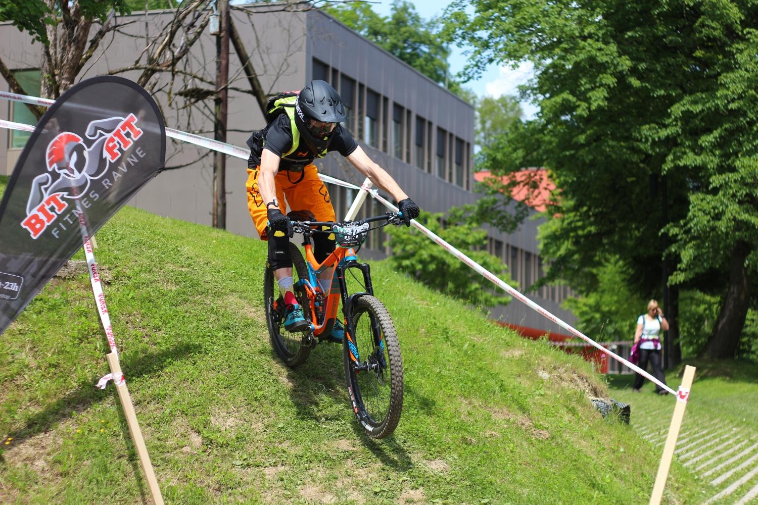 80 tekmovalcev se je udeležilo dirke "Poseka FunEnduro" na Ravnah (FOTO)
