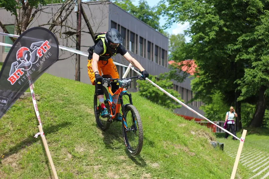 80 tekmovalcev se je udeležilo dirke "Poseka FunEnduro" na Ravnah (FOTO)
