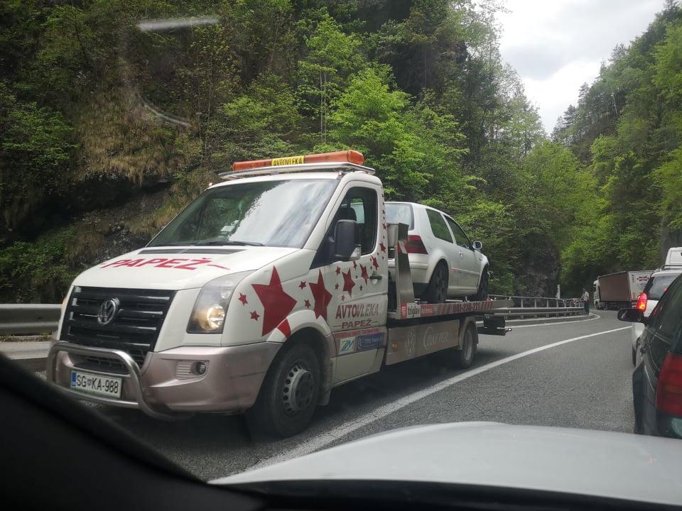 V Hudi luknji voznica čelno trčila v tovornjak