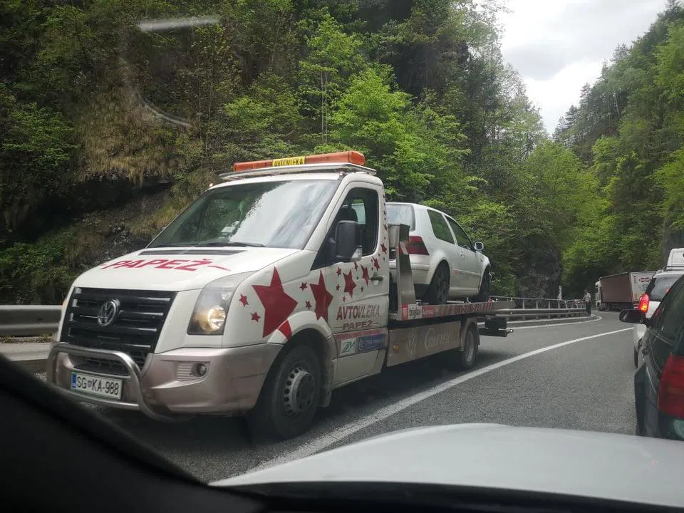 V Hudi luknji voznica čelno trčila v tovornjak