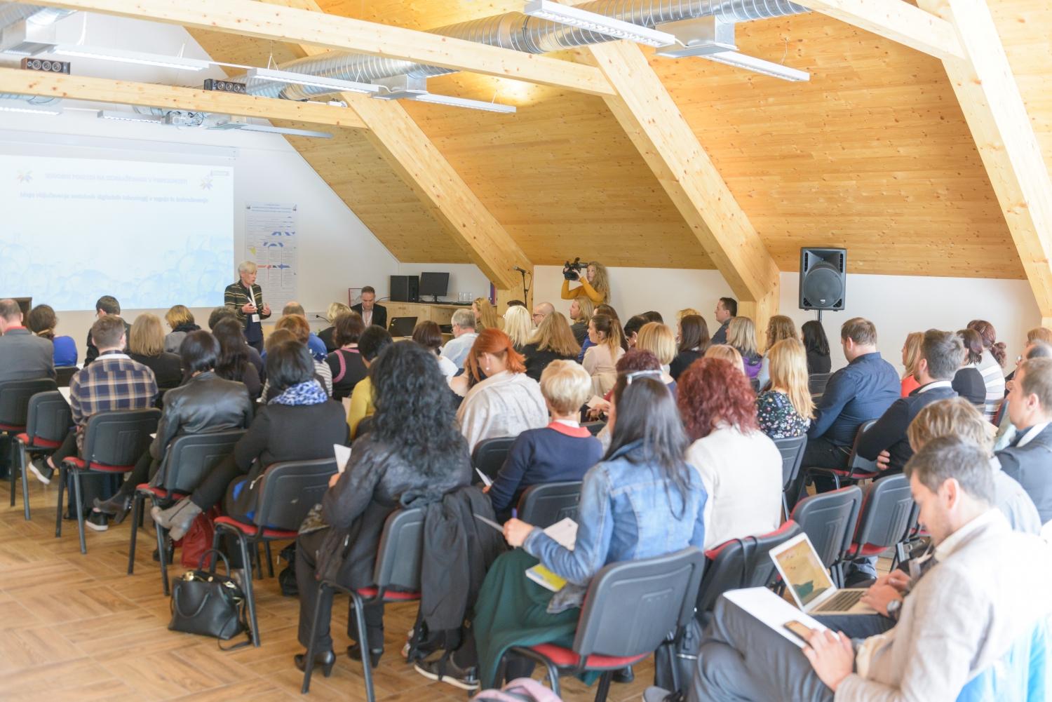 Kar 90 udeležencev sodelovalo na prvem strokovnem posvetu o sodobnih pogledih na izobraževanje v prihodnosti (FOTO)