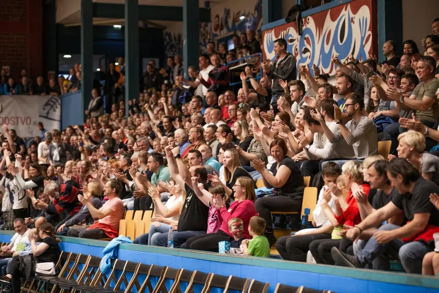 Slovenjgraški rokometaši na krilih navijačev do pomembne zmage