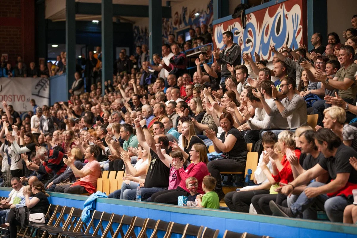 Slovenjgraški rokometaši na krilih navijačev do pomembne zmage