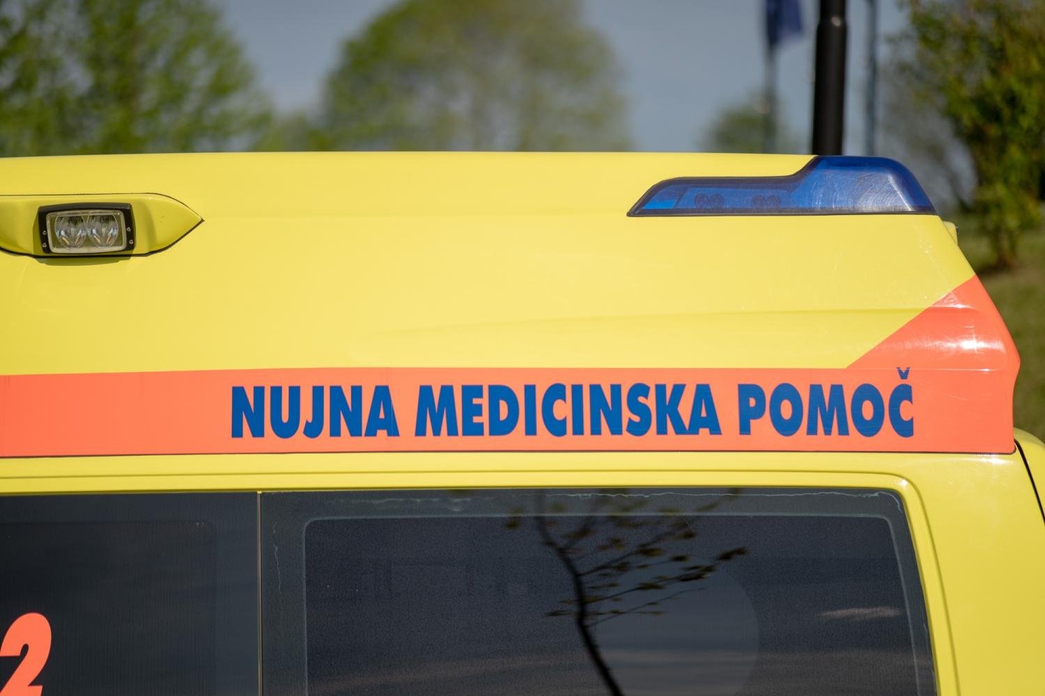 Reševalno vozilo zdrsnilo s ceste