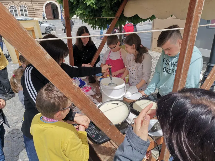 Učenci 3. OŠ Slovenj Gradec so popestrili dogajanje v mestnem jedru. Dišalo je po palačinkah, kavi, piškotih ... (VIDEO in FOTO)