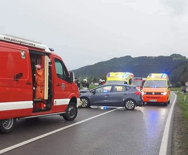 Trije poškodovani v trčenju vozil v Šentjanžu (FOTO)
