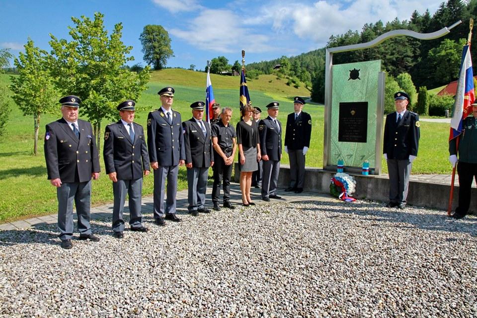 Ob dnevu državnosti so se na Koroškem poklonili spominu na umrle pripadnike Policije in Teritorialne obrambe v osamosvojitveni vojni (FOTO)