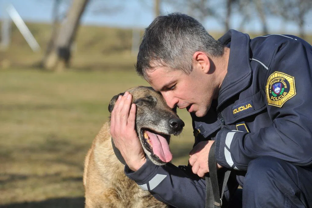 Ob dnevu policije in 70. obletnici šolanja službenih psov objavljamo zgodbo o nepozabnem prijateljstvu (FOTO)
