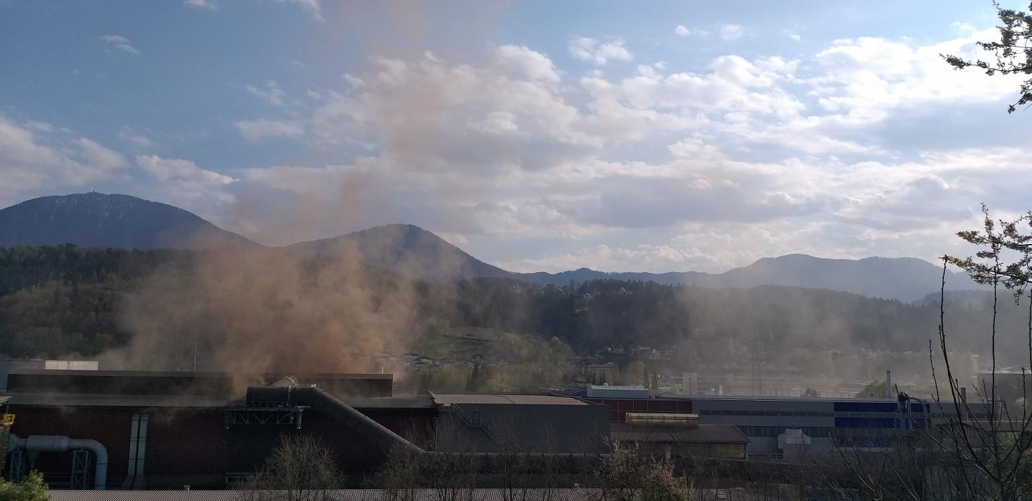 Izpusti rdečega prahu na Ravnah niso škodljivi in so v skladu z izdanim okoljevarstvenim dovoljenjem (FOTO in VIDEO)