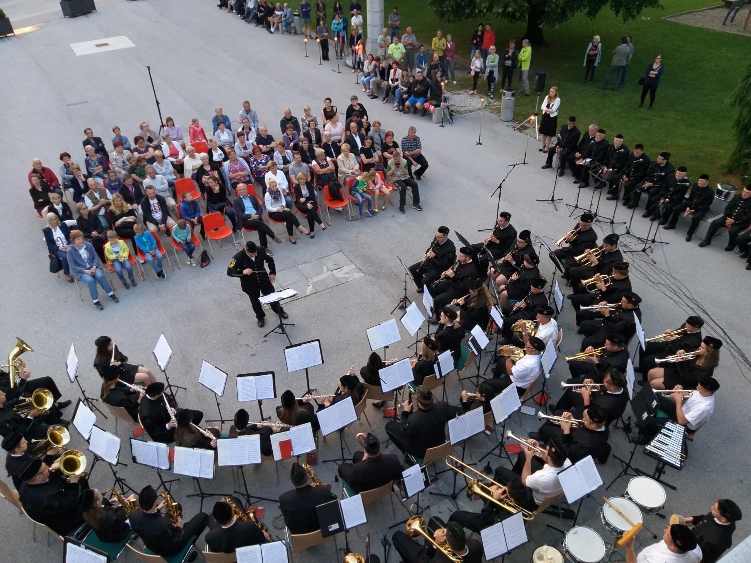 Mežiško kresno noč so popestrili člani Pihalnega orkestra Rudnika Mežica in MPZ Mežiški knapi (FOTO in VIDEO)