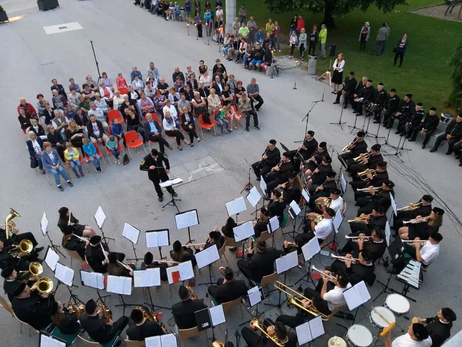 Mežiško kresno noč so popestrili člani Pihalnega orkestra Rudnika Mežica in MPZ Mežiški knapi (FOTO in VIDEO)
