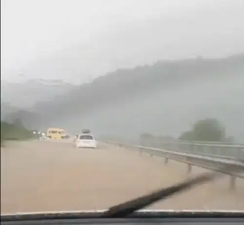 Najbolj brano junija: Tako je poplavilo cesto Dravograd – Maribor (VIDEO)