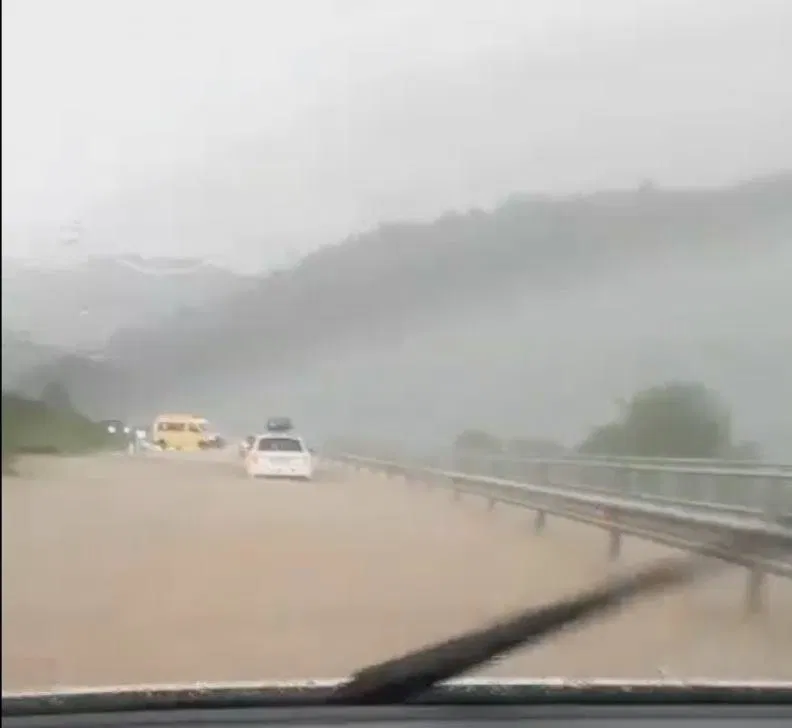 Najbolj brano junija: Tako je poplavilo cesto Dravograd – Maribor (VIDEO)