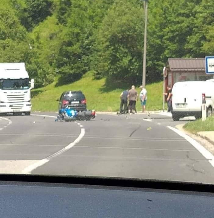 V prometni nesreči v Otiškem Vrhu poškodovan motorist