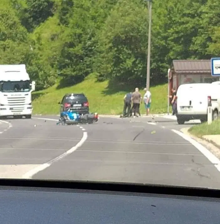 V prometni nesreči v Otiškem Vrhu poškodovan motorist