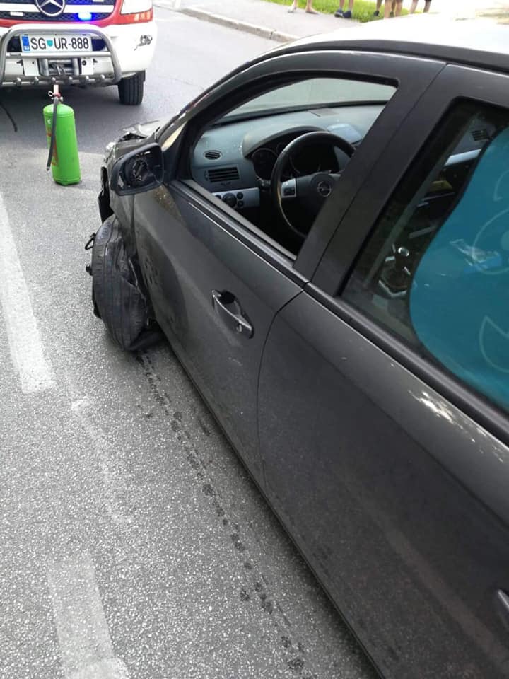 V nesreči na Ravnah ena oseba lažje poškodovana