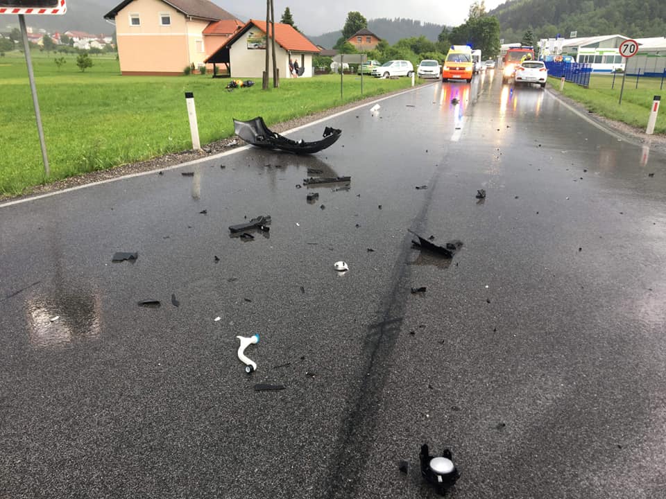 Podrobnosti nesreče v Pamečah: Voznik osebnega vozila zaprl pot motoristu