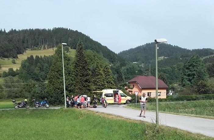 V prometni nesreči v Bukovski vasi se je hudo poškodoval motorist (FOTO)