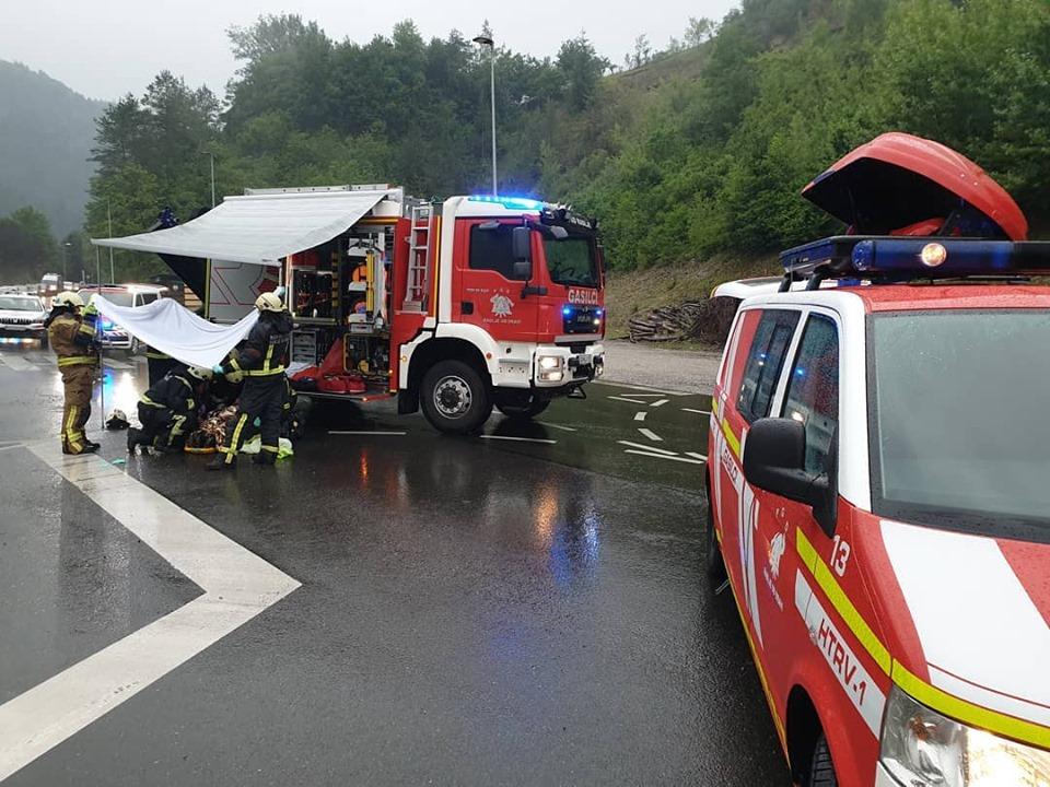 V prometni nesreči v Breznem poškodovan kolesar