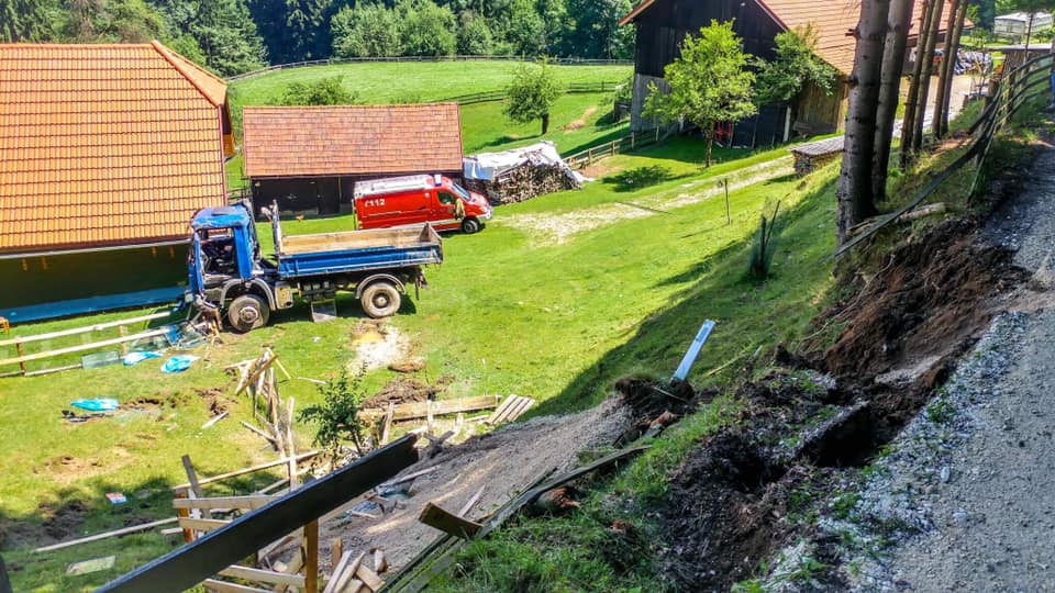 Voznik tovornega vozila zapeljal s ceste in se poškodoval