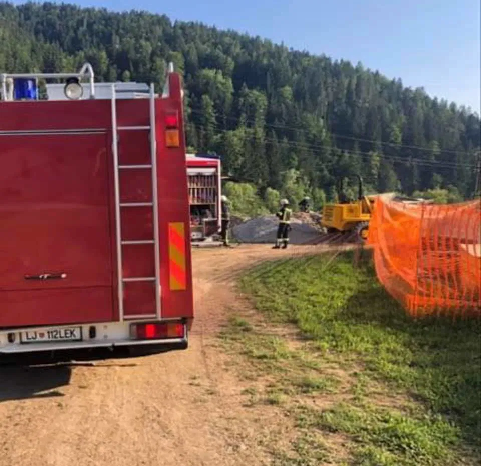 V Slovenj Gradcu uničevali hmelj, na Poljani zagorelo na gradbišču