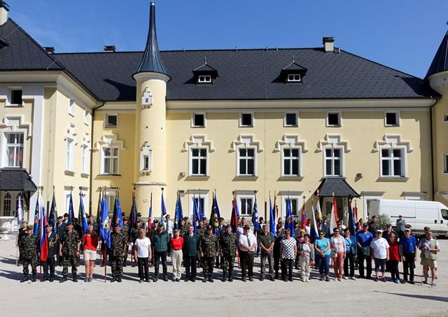 Srečanje praporščakov in zastavonoš pred Dvorcem Bukovje (FOTO)