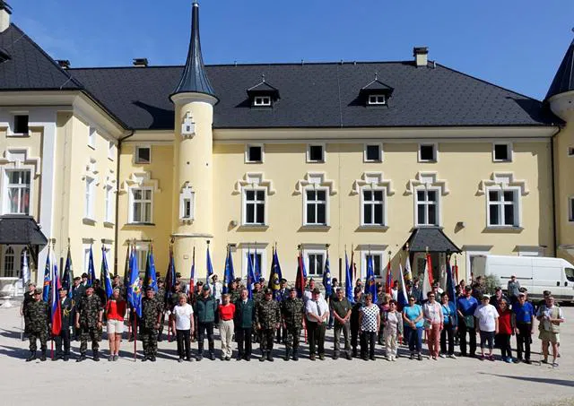 Srečanje praporščakov in zastavonoš pred Dvorcem Bukovje (FOTO)