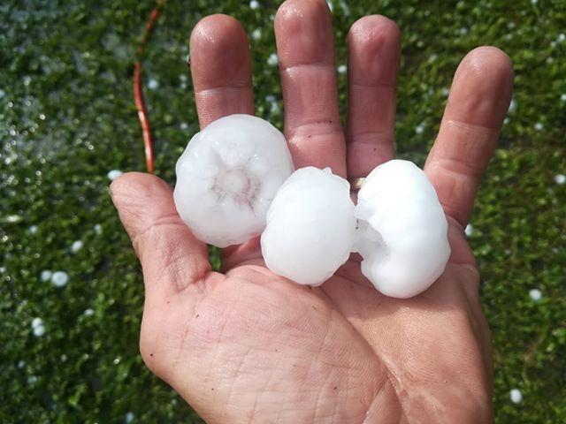 (VIDEO in FOTO) Toča debela kot oreh klestila v Dravski in Mislinjski dolini