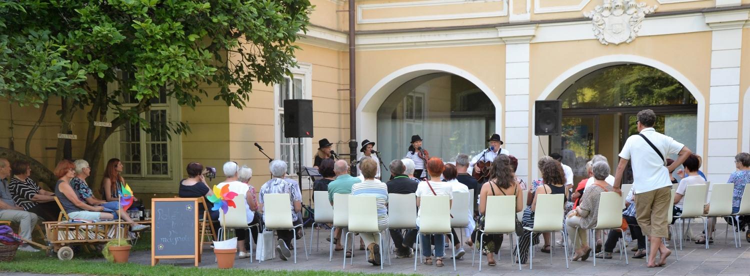V ponedeljek smo na grajskem vrtu KOK "Pod krošnjo magnolije" prisluhnili etnoglasbi skupine Rute